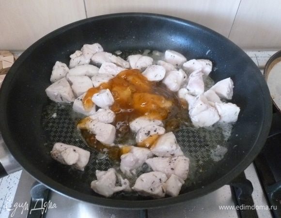 Добавить джем ТМ «МахеевЪ» к курице и обжарить.