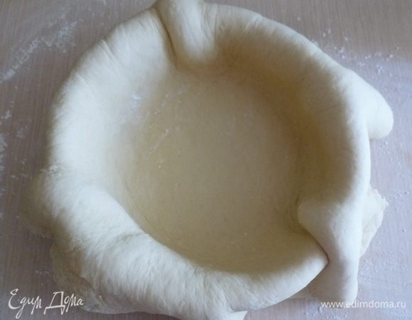 Тесто раскатать в большой круг. Выложить в форму (22 см).