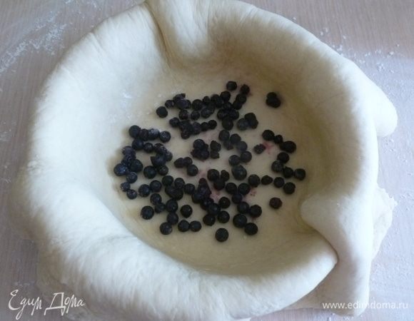 Выложить часть ягод.