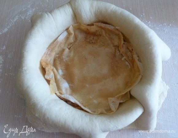 Выложить половину блинчиков. Затем разложить оставшиеся ягоды и накрыть оставшимися блинчиками.