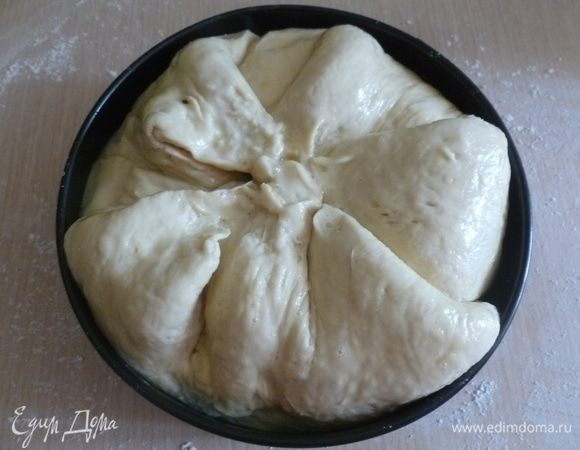Края теста поднять и защипнуть. Смазать верх пирога взбитым яйцом.