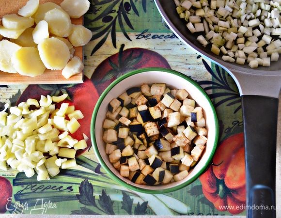 Отварной картофель почистить и нарезать кружочками. Перец почистить и нарезать небольшими брусочками. Лук почистить и мелко нарезать. Баклажаны нарезать мелкими кубиками, посолить и дать постоять 15 мин., промыть в холодной воде, добавить к луку и обжарить до мягкости. 