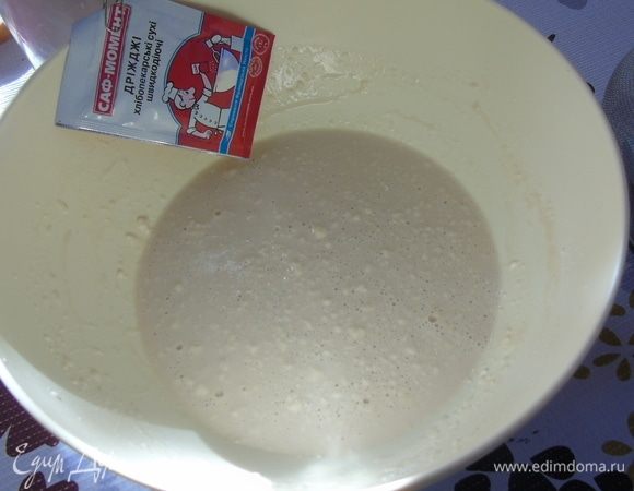 Готовим опару: молоко подогрейте до теплого, главное молоко не перегреть, всыпаем дрожжи «САФ МОМЕНТ», добавляем сахар и просеиваем муку. Перемешиваем и оставляем на 30 минут. 