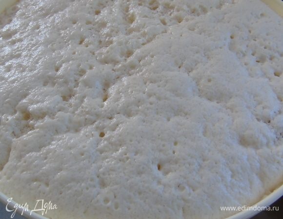 Вот такая красота у нас через 30 минут. Дрожжи начали «работать» и получилась такая «шапочка».