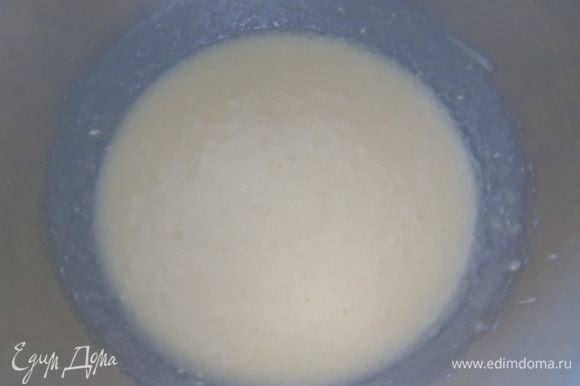 Отдельно смешиваем сдобу: яйца слегка взбейте с сахаром, добавить очень размягченное сливочное масло.