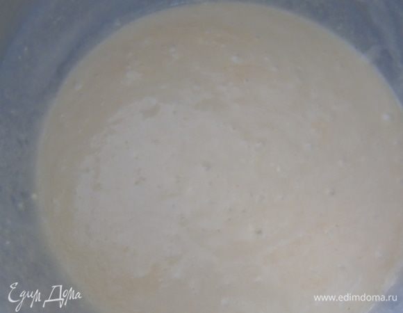 В сдобу добавляем опару и перемешиваем.