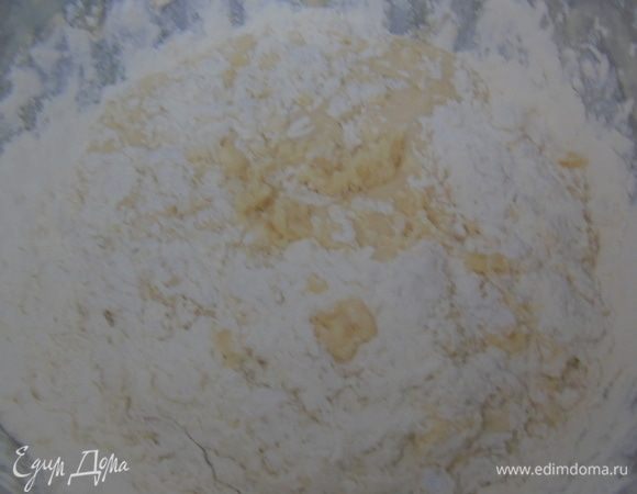 Вводим частями просеянную муку и растительное масло.