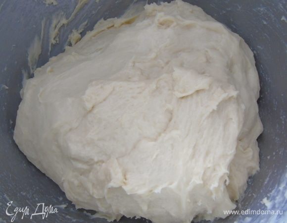 Замешиваем тесто. Оно будет мягкое, но эластичное и не липкое. Накрываем полотенцем и оставляем на 1-1,5 часа.