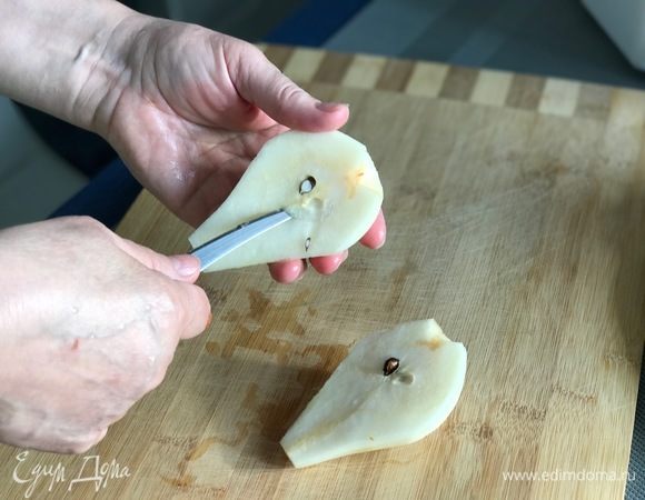 Разрезаем грушу пополам.