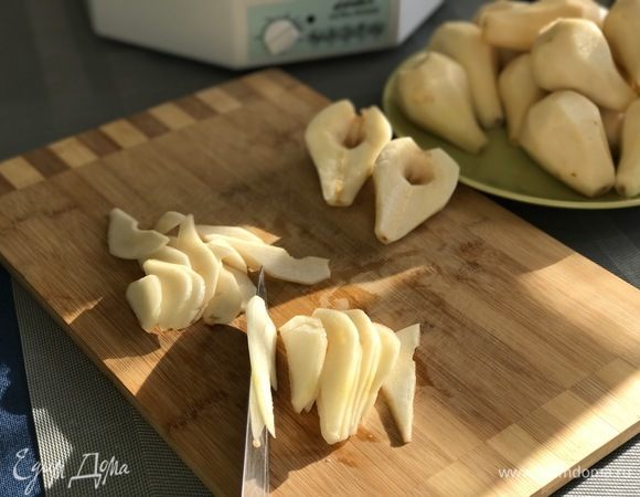 Нарезаем грушу на дольки толщиной не более 5 мм.