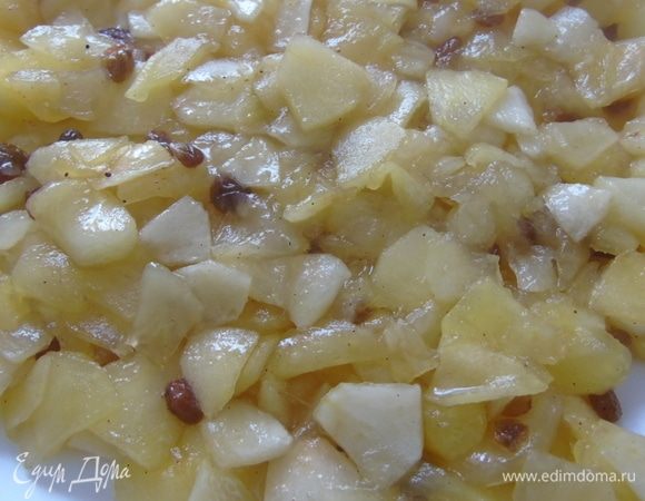 Одна начинка у меня это слегка потушенные яблоки с изюмом и ванилью.