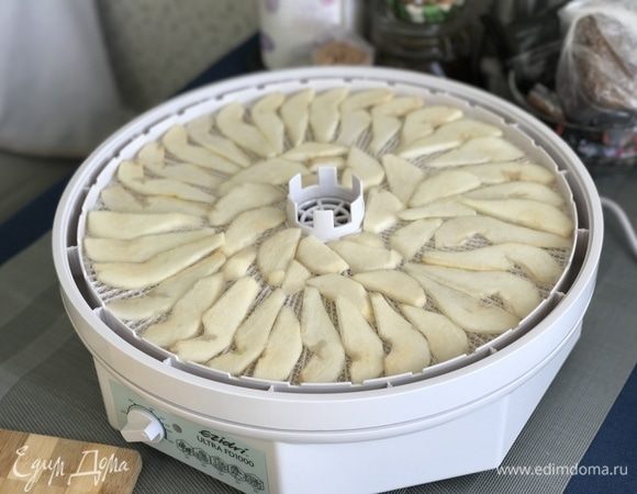 Всего у меня пять поддонов, которые заполнили нашей грушей. Включаем нашу сушилку на температуру 55 и готовим 8 часов.