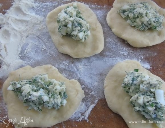 Вторая начинка яйцо с зеленью. Отщипываем кусочки теста и рукой расплющиваем, можете пользоваться скалкой, я не пользуюсь. 