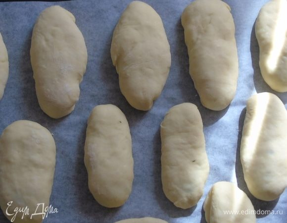 формируем пирожки удобным для вас способом, накрываем полотенцем и оставляем пирожки подойти на 20-30 минут. 