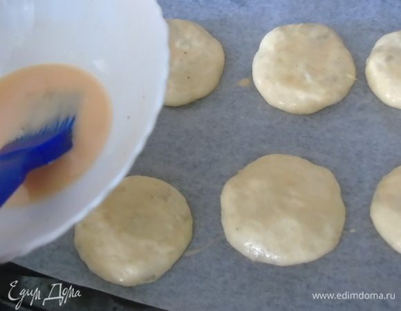 я с зеленью сделала продолговатые, а с яблоком круглые. Смазываем желтком смешанным с молоком.