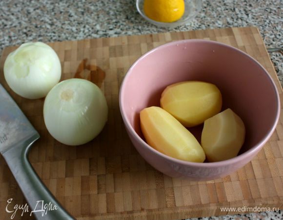 Картофель очистить, отварить и приготовить из него пюре, смешав со сливочным маслом, солью и рубленым укропом.