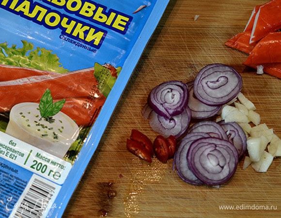 Лук порежьте кольцами, чеснок и чили произвольно.