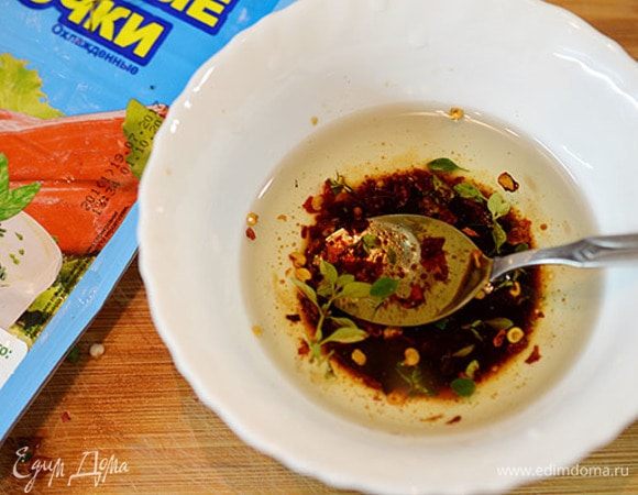 Для маринада соедините масло, соевый соус, уксус (лучше всего взять рисовый или бальзамический, но можно и обычный) и листики тимьяна.