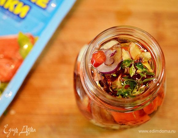 Залейте палочки с пряностями маринадом.