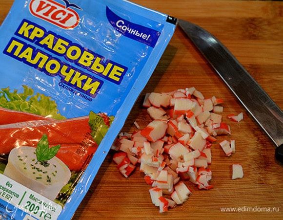 Крабовые палочки нарезать. Я использую крабовые палочки ТМ VICI. Они очень сочные и обладают высокими вкусовыми качествами.