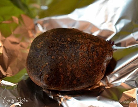 Картофель хорошо помыть, завернуть в фольгу и запечь в разогретой до 200°C духовке, минут 45.
