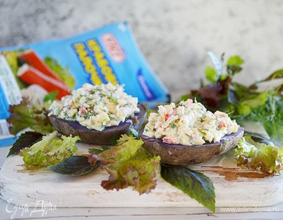Выложить на половинки картофеля салат.