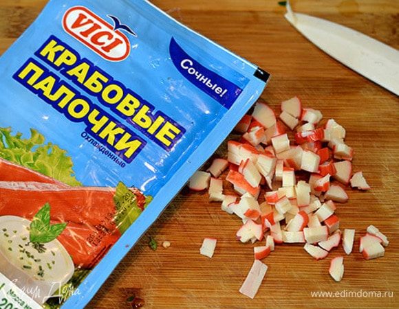 Крабовые палочки произвольно нарезать. Я использую крабовые палочки ТМ VICI, они очень сочные и обладают высокими вкусовыми качествами.