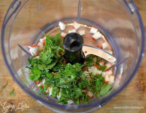 Все сложить в чашу блендера.