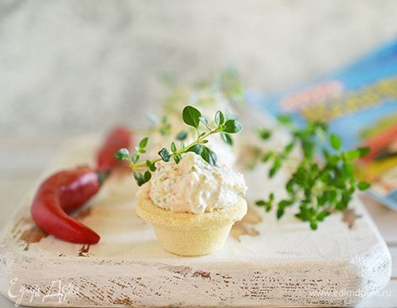 Подать в тарталетках, на крекерах или просто с хлебом. 