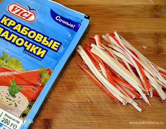 Крабовые палочки нарежьте тонкими полосками. Для этого рецепта я взяла крабовые палочки ТМ «Vici», они очень сочные и обладаю высокими вкусовыми качествами.