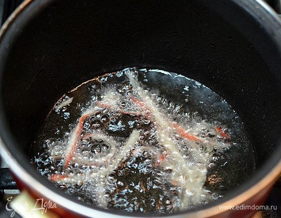 Обжарьте в масле нарезанные палочки до хрустящего состояния. Затем выложите на бумажное полотенце, чтобы убрать лишнее масло.