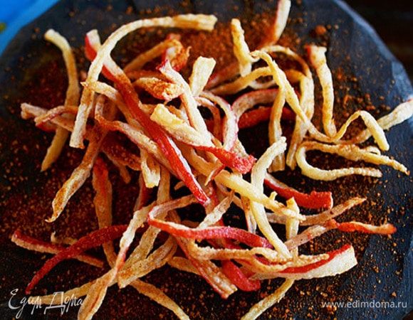 Присыпьте паприкой, в идеале копченой.