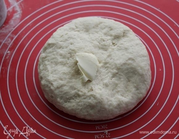 Когда тесто перестанет липнуть к рукам, ввести кусочками мягкое сливочное масло, каждый кусочек вмешиваем когда хорошо вмешался предыдущий.