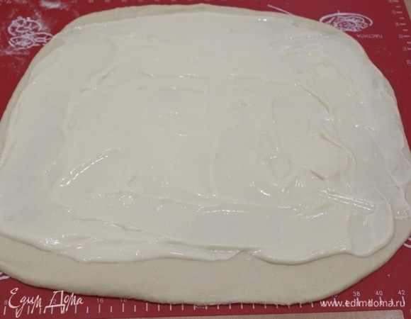 Тесто раскатать, распределить творожную начинку.