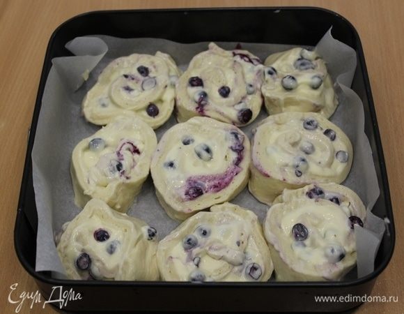 Выложить булочки в форму, оставляя расстояние между ними.