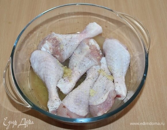 Курицу залить маринадом, поставить в холодильник на 1 час, периодически переворачивая.