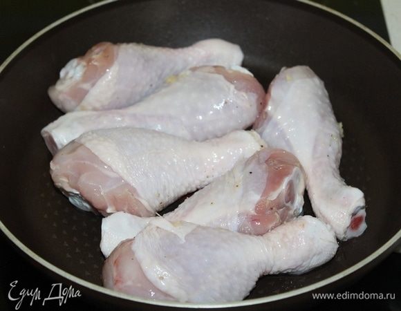 Курицу обжарить до золотистой корочки, посолить, поперчить по вкусу, убрать на тарелку.