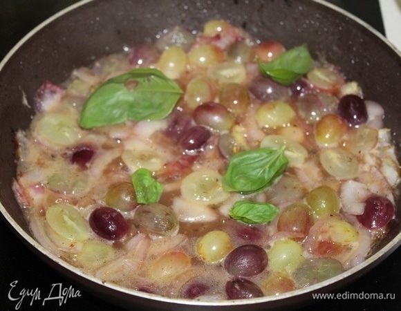 Выложить к луку виноград, влить маринад и готовить 3 минуты.