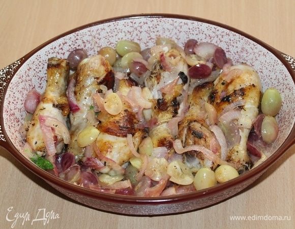 Влить к курице виноградный соус с ягодами, добавить базилик, запекать в духовке 30 минут при 180°С.