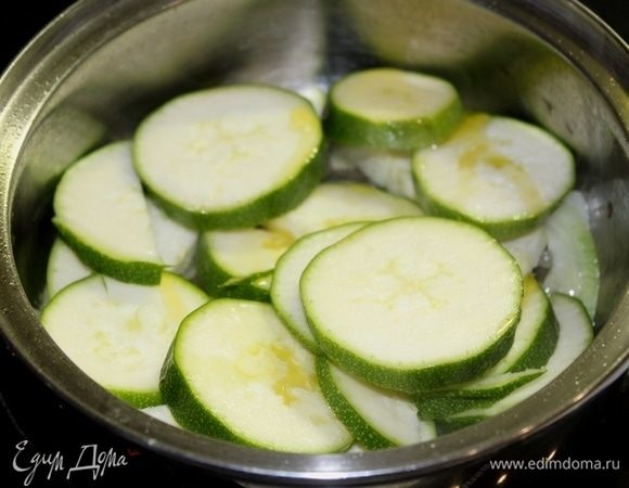 Цукини нарезать кружочками или любым другим способом, добавить к луку и тоже потомить минут 5.