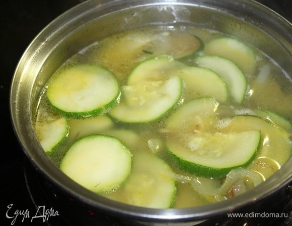 Добавить куриный бульон, посолить поперчить и поварить до мягкости цукини.