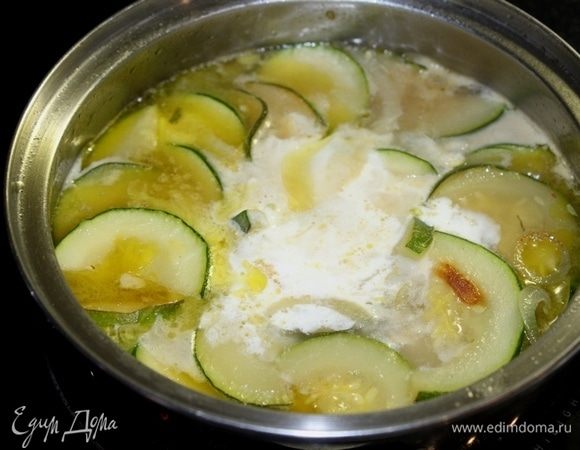 Затем добавить сливки, прогреть.