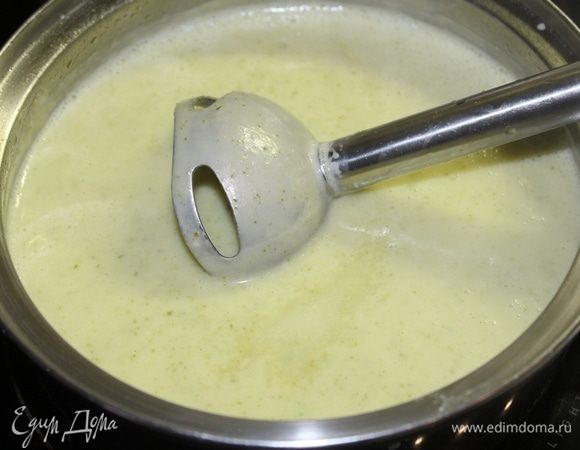 Снять кастрюлю с плиты и пюрировать блендером.