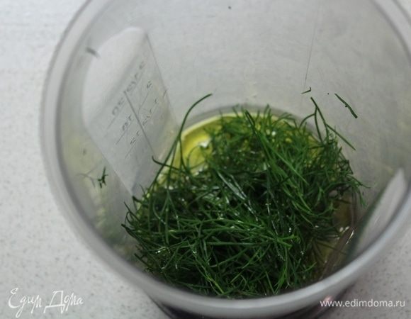 Для укропного масла укроп измельчить с оливковым маслом в блендере, процедить (я этого не стала делать).
Киноа отварить согласно инструкции на упаковке.