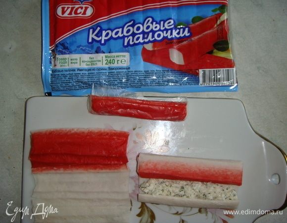 Крабовые палочки ТМ VICI разморозить (если они замороженные), развернуть, выложить начинку с одного края и обратно свернуть.