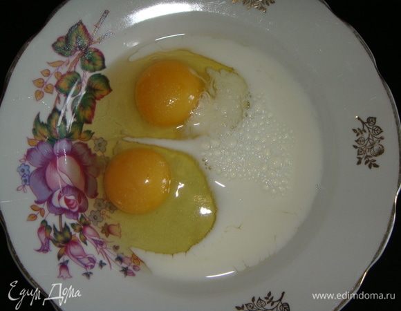 Яйца взбить с солью и молоком. Всыпать муку и тщательно взбить вилкой.