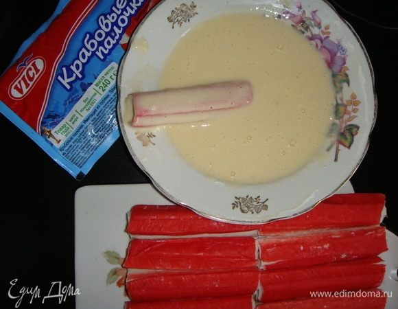 Каждую палочку окунаем в кляр. 