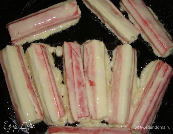 И выкладываем в разогретую с маслом сковороду. Жарим на среднем огне около минуты.