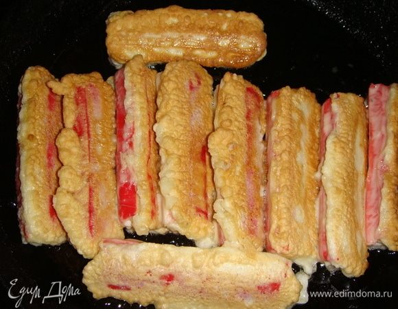 Затем переворачиваем на один бочок, жарим еще около минуты.