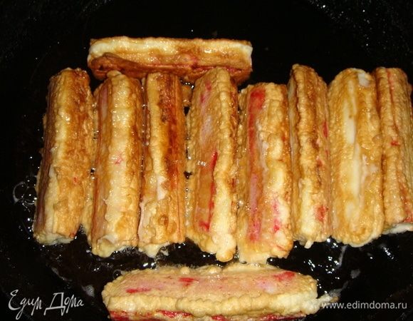 Переворачиваем на другой бочок и жарим до золотистого цвета. Готовые палочки выкладываем на бумажное полотенце, чтобы убрать лишнее масло.